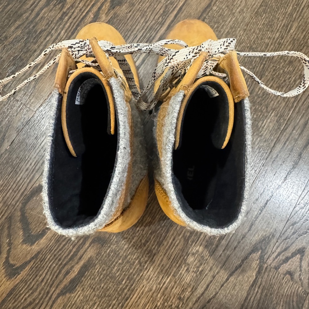 Sorel • LEXIE Wedge Felt Waterproof Ankle Boot in Camel (8) - Picture 7 of 9